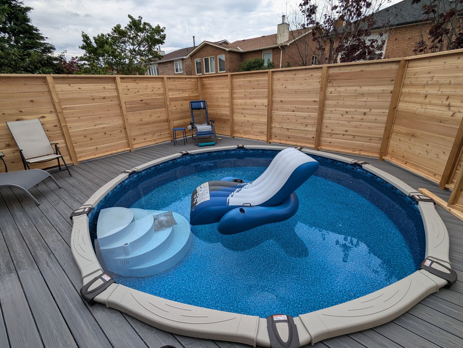 Terrasse de piscine en PVC avec clôture d’intimité sur la Rive-Sud